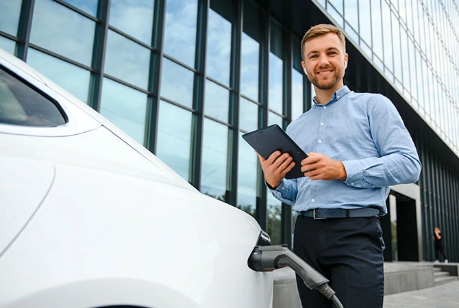Protokollierung der Fahrzeugs durch einen Mitarbeiter